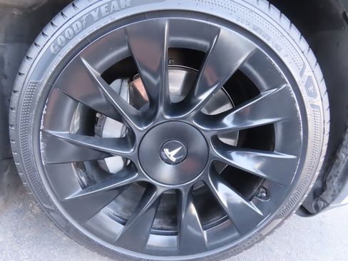 Used 2021 Tesla Model Y Long Range image 17