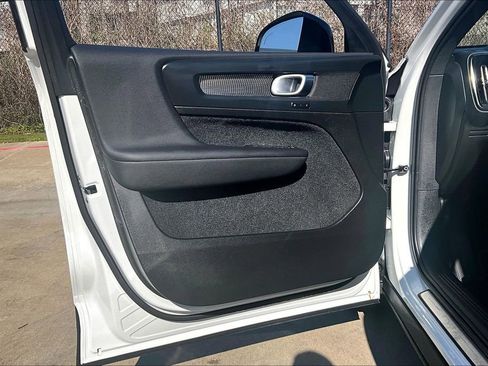 Used 2025 Volvo XC40 B5 Plus image 24