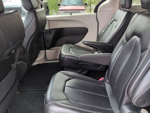 Used 2023 Chrysler Pacifica Touring-L FWD image 22