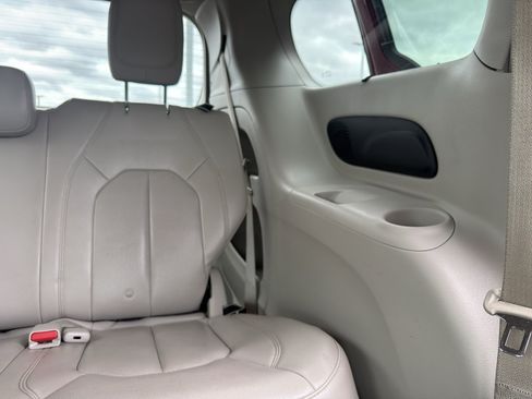 Used 2019 Chrysler Pacifica Touring-L Plus w/ Tire & Wheel Group FWD image 32