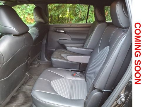 Used 2024 Toyota Highlander XSE AWD/4WD image 11