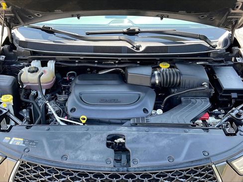 Certified 2023 Chrysler Pacifica Touring-L FWD image 38