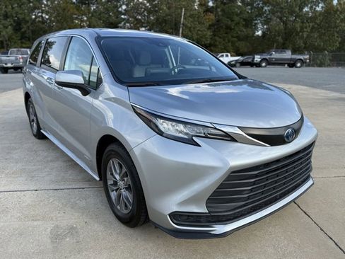 Used 2021 Toyota Sienna LE image 7