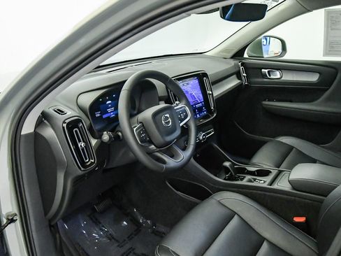 Certified 2025 Volvo XC40 B5 Core AWD/4WD image 17