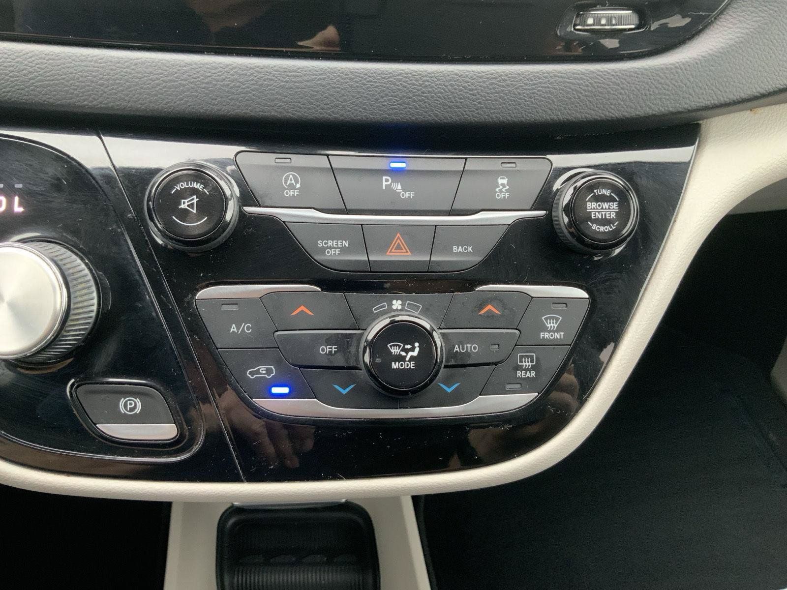 Used 2017 Chrysler Pacifica Touring-L FWD image 36