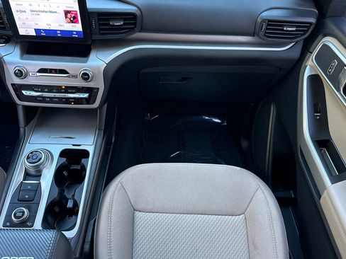 Used 2022 Ford Explorer XLT image 28