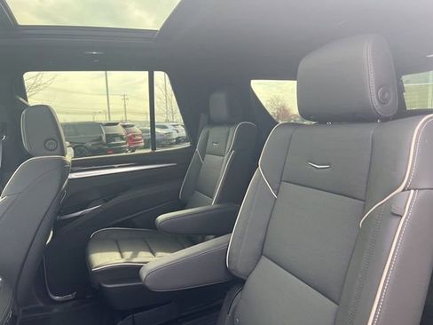 Used 2025 Cadillac Escalade Premium Luxury AWD/4WD image 17