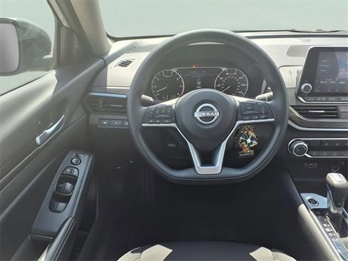 Used 2024 Nissan Altima 2.5 SV image 5
