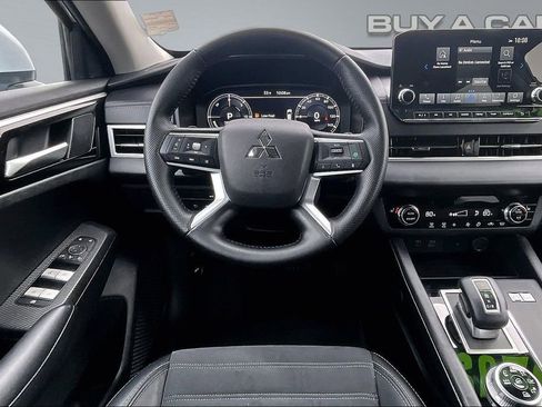 Used 2025 Mitsubishi Outlander LE image 5