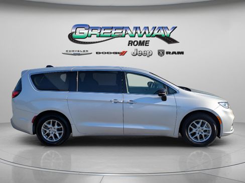 Used 2024 Chrysler Pacifica Touring-L image 8