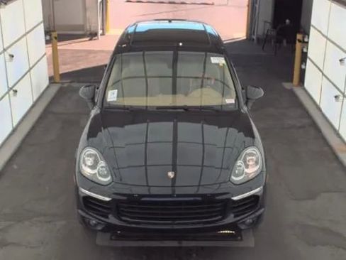 Used 2015 Porsche Cayenne S image 2