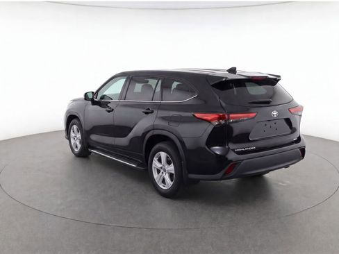 Used 2023 Toyota Highlander L AWD/4WD image 4
