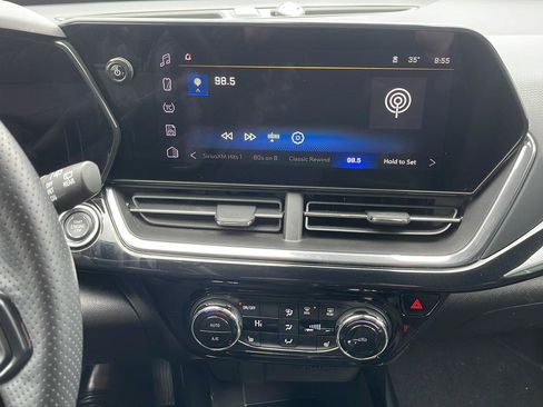 Used 2025 Chevrolet Trax RS image 9