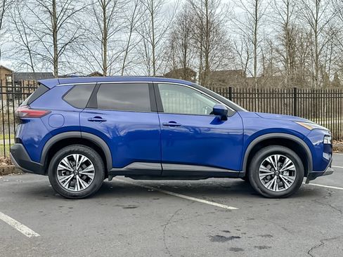 Used 2023 Nissan Rogue SV image 2