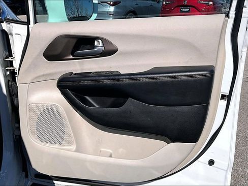 Used 2017 Chrysler Pacifica Touring-L Plus w/ Tire & Wheel Group image 25