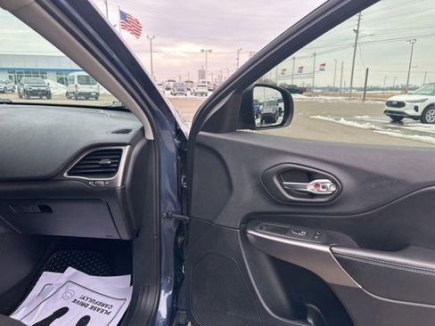 Used 2020 Jeep Cherokee Latitude w/ Cold Weather Group image 11