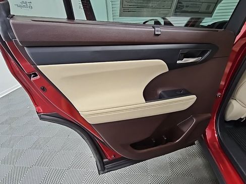 Used 2022 Toyota Highlander XLE image 34