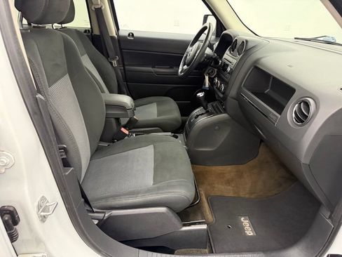 Used 2017 Jeep Patriot Latitude w/ Sun/Sound Group AWD/4WD image 33