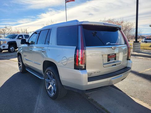 Used 2016 Cadillac Escalade Luxury AWD/4WD image 6