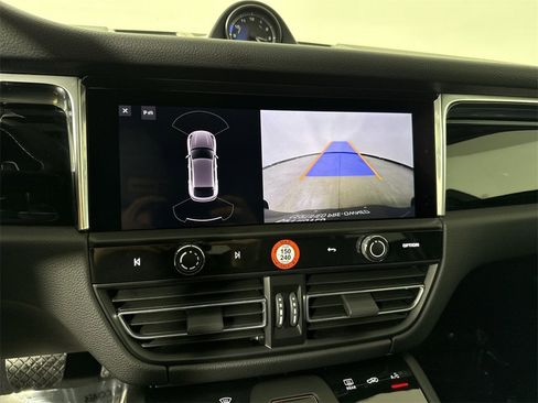 Certified 2025 Porsche Macan image 30