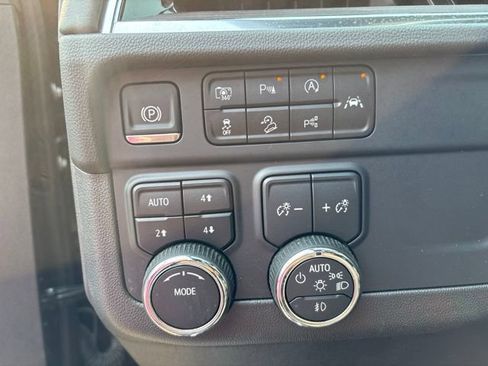 Used 2025 Chevrolet Suburban Z71 AWD/4WD image 15