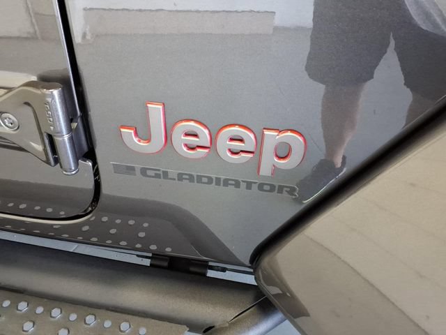 Used 2025 Jeep Gladiator Rubicon w/ Convenience Group AWD/4WD image 11