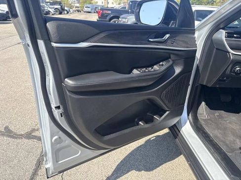 Used 2025 Jeep Grand Cherokee L Limited AWD/4WD image 27