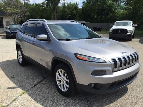 Used 2017 Jeep Cherokee Latitude w/ Trailer Tow Group AWD/4WD image 4