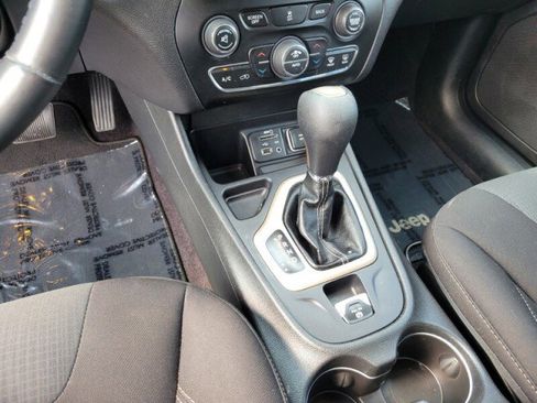Used 2017 Jeep Cherokee Latitude w/ Comfort/Convenience Group FWD image 17