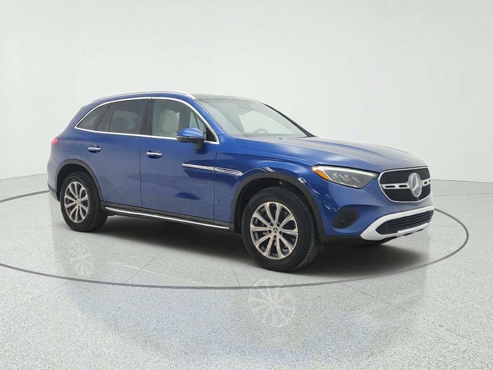 Used 2024 Mercedes-Benz GLC 300 image 3