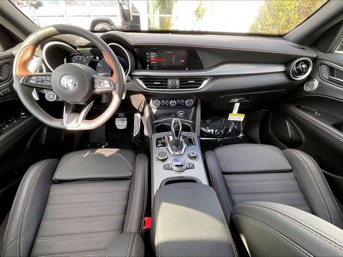 New 2025 Alfa Romeo Stelvio Sprint image 5