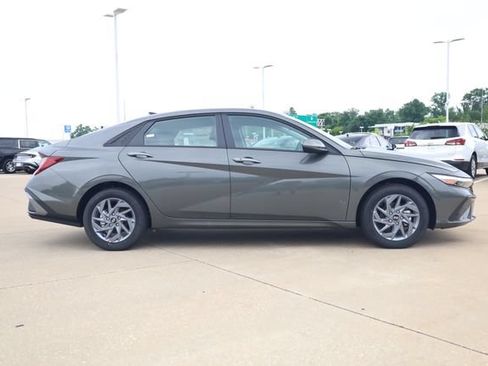 New 2026 Hyundai Elantra Hybrid FWD image 4