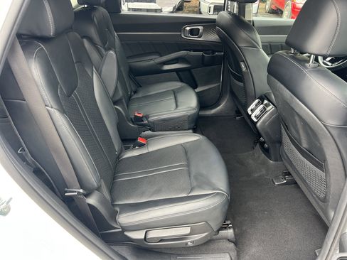 Certified 2022 Kia Sorento SX w/ Panoramic Sunroof Package image 15