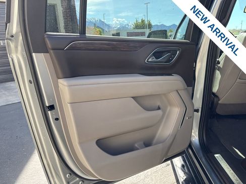 Used 2023 Chevrolet Suburban LT w/ Luxury Package AWD/4WD image 16