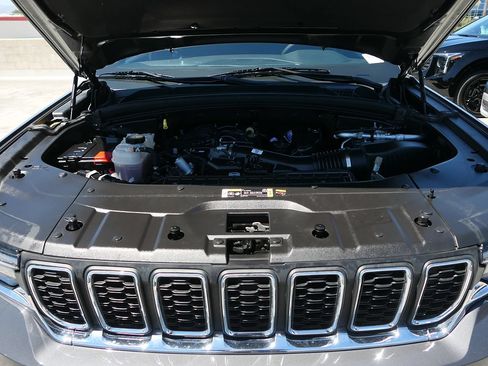 Used 2025 Jeep Grand Cherokee Laredo RWD image 27