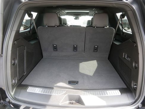 Used 2025 Chevrolet Suburban High Country AWD/4WD image 9