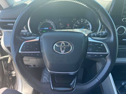 Used 2021 Toyota Highlander XLE AWD/4WD image 16