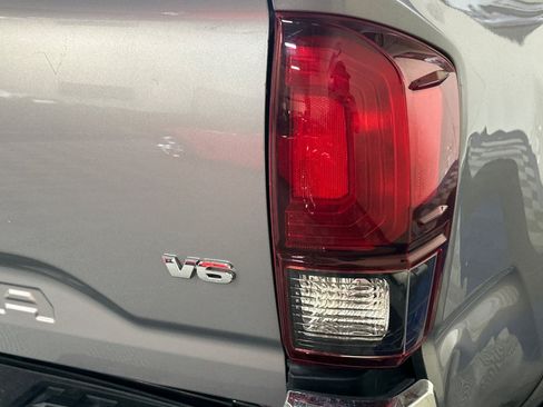 Used 2020 Toyota Tacoma SR5 RWD image 43