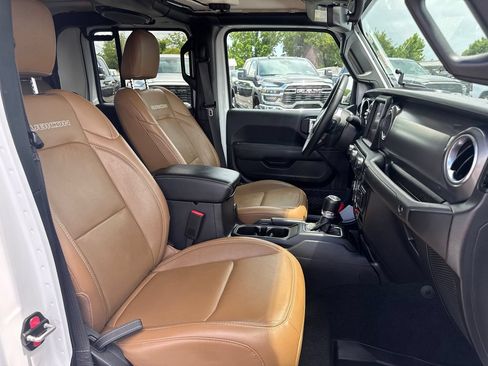 Used 2023 Jeep Gladiator Rubicon w/ Cold Weather Group AWD/4WD image 23