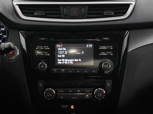 Used 2016 Nissan Rogue SV w/ SV Moonroof Package AWD/4WD image 16