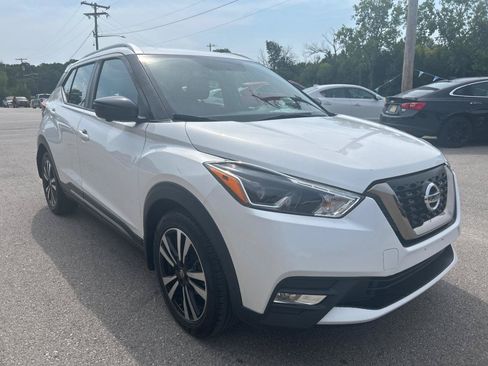 Used 2019 Nissan Kicks SR w/ SR Premium Package FWD image 3