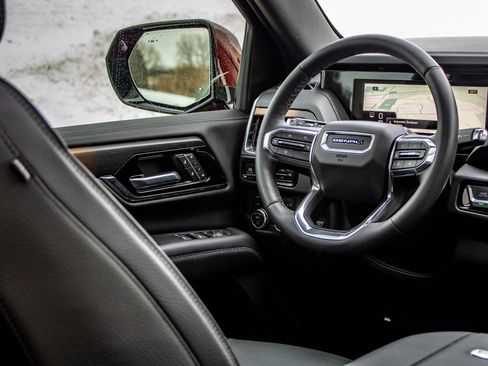 Used 2025 GMC Yukon XL Denali w/ Sun & Power Step Package image 35