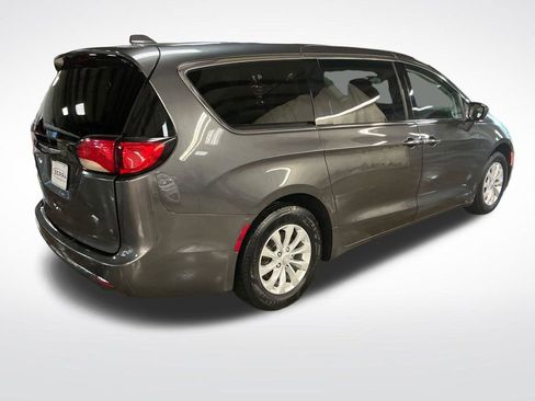 Used 2018 Chrysler Pacifica Touring Plus FWD image 5