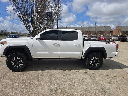 Used 2022 Toyota Tacoma TRD Off-Road w/ Technology Package AWD/4WD image 9