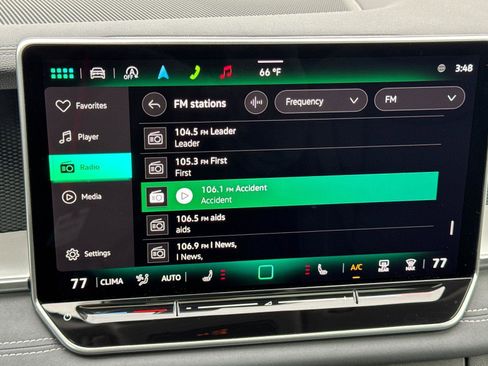 Used 2025 Volkswagen Tiguan SE w/ Panoramic Sunroof Package image 17