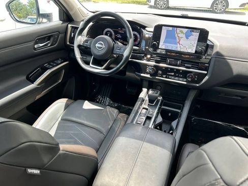 Used 2025 Nissan Pathfinder Platinum FWD image 9