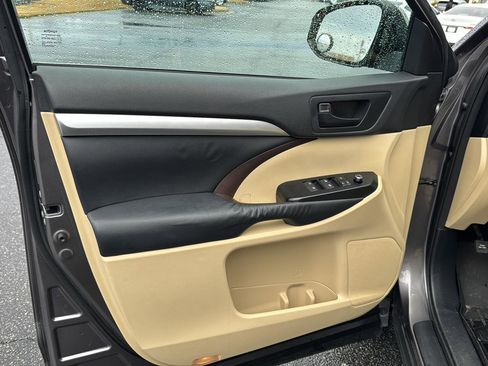 Used 2014 Toyota Highlander Plus image 14