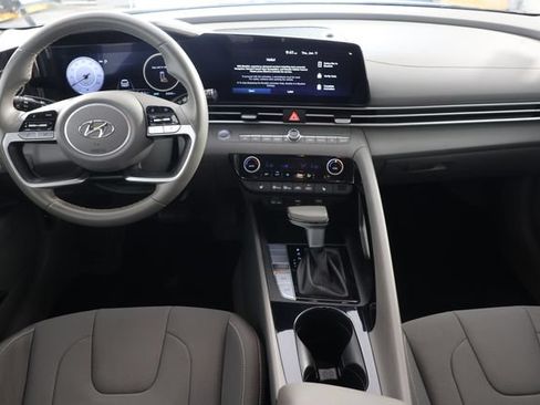 Used 2023 Hyundai Elantra SEL w/ Convenience Package FWD image 2