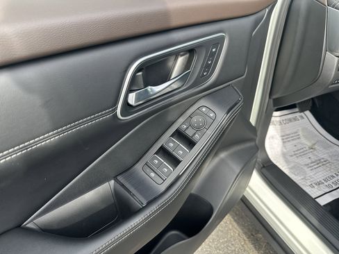 Certified 2023 Nissan Rogue Platinum w/ Platinum Premium Package FWD image 12