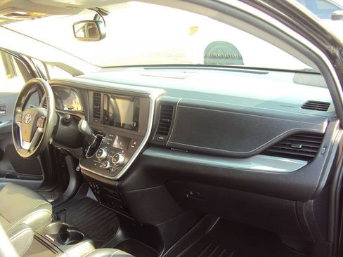 Used 2016 Toyota Sienna SE Premium FWD image 12